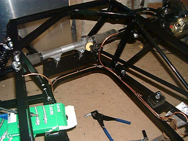 Front brake pipe routing